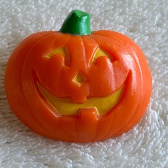 1987 HALLMARK HALLOWEEN  PLASTIC PUMPKIN BLACK EYES PIN JACK o LANTERN Brooch - Picture 1 of 5